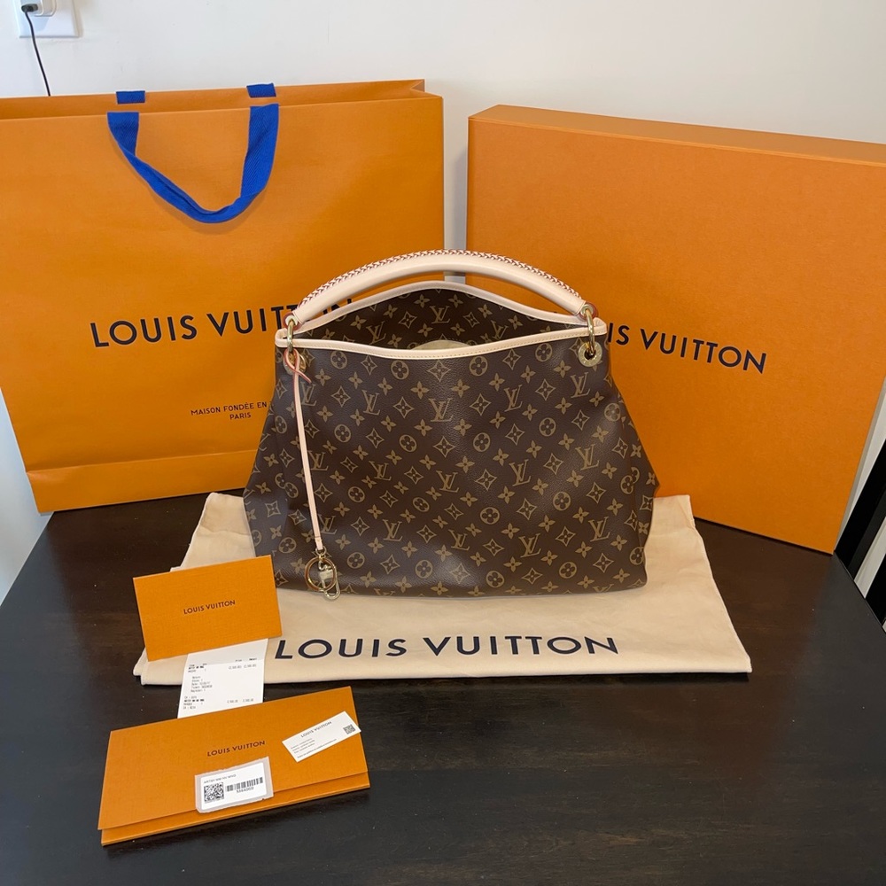 Authentic Louis Vuitton Artsy MM NEVER Used Brand New